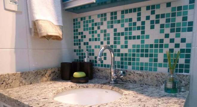 toalha de lavabo - pastilha verde em banheiro 