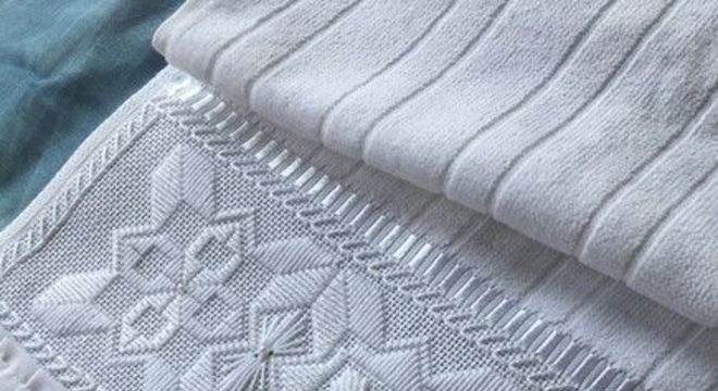 toalha de lavabo - toalha branca aveludada com acabamento de renda 