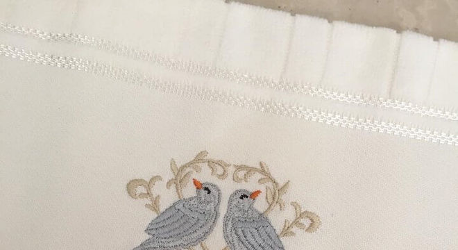 toalha de rosto bordada com desenho de passarinho