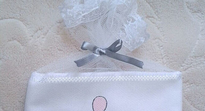 toalha de rosto bordada com elefantinho para lembrancinha de batizado 