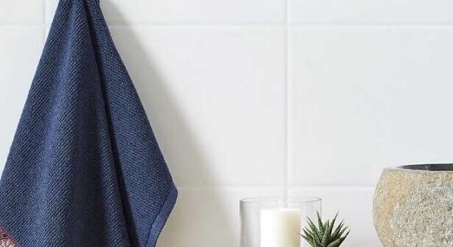 toalha de rosto bordada em cores diferentes 