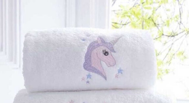 toalhas bordadas com desenho de unicórnio 