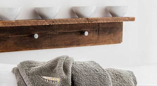 toalhas bordadas com desenhos de penas