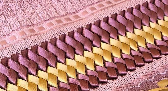 toalhas bordadas com fitas rosa e amarelas