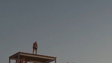 Mergulho insano em um toboágua viraliza nas redes sociais. Assista!