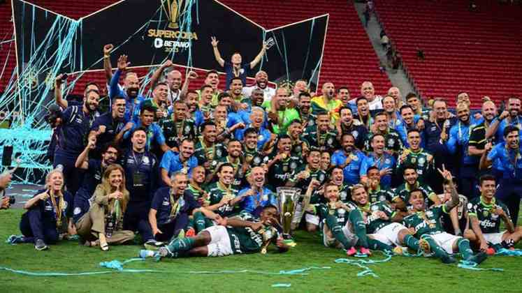 Toda a comissão técnica e elenco do Palmeiras comemoraram após a entrega da taça. 
