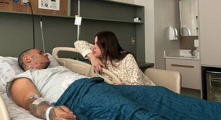 Toguro e Nara no hospital após internação do influenciador