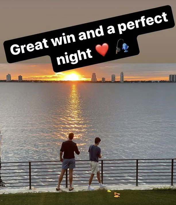 "Ótima vitória e uma noite perfeita", escreveu Brady em foto com um dos filhos
