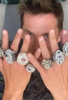 Astro da NFL, Tom Brady tem mais títulos do que qualquer time da liga. Ao todo, o quarterback possui sete anéis de campeão, e as joias têm um valor quase milionário 