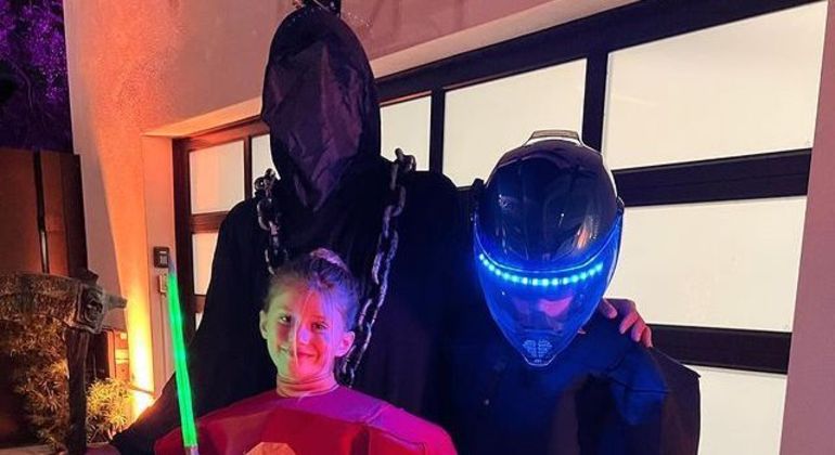 Tom Brady vai fantasiado de ceifador em festa à fantasia com os filhos
