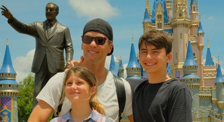 A viagem para a Tanzânia não é a primeira de Tom e dos filhos neste verão. Em junho, o trio viajou para Orlando, na Flórida, nos Estados Unidos, e visitou parques temáticos