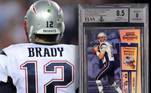 Um card autografado de Tom Brady se tornou o cartão de futebol mais caro da história. A souvenir da primeira temporada do quarterback na NFL foi leiloada pela 'Lelands Auctions' por mais de dois milhões de dólares, quase R$ 13 milhões 