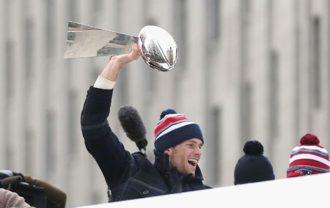 Tom Brady voltava a ganhar um Super Bowl após dez anos. O camisa 12 passou para quatro TDs e 328 jardas. O jogo, porém, ficou famoso pela interceptação na linha de uma jarda que selou a vitória patriota.