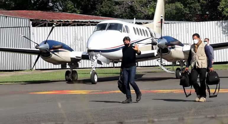 Tom Cruise desembarca do Super King Air para gravar mais uma cena de 'Missão Impossível 8', na África do Sul