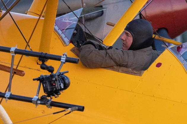 Conhecido por gravar a maior parte de suas cenas sem ajuda de dublês, Cruise foi fotografado pilotando um avião do tipo biplano e também se preparando para uma cena na qual ficaria pendurado em uma das asas da aeronave