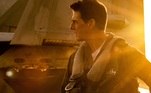 Tom Cruise faz sucesso com os fenômenos Top Gun e Missão: ImpossívelAtualmente com 60 anos, Tom Cruise bateu uma marca inédita na carreira. Com Top Gun: Maverick, o astro conseguiu seu primeiro filme a ultrapassar US$ 1 bilhão em bilheteria, além de colecionar críticas extremamente positivas sobre a produção e o desempenho. Além disso, ele gravou simultaneamente mais dois filmes da franquia Missão: Impossível, sempre impressionando público e crítica por fazer a maior parte das cenas de ação sem precisar de dublês