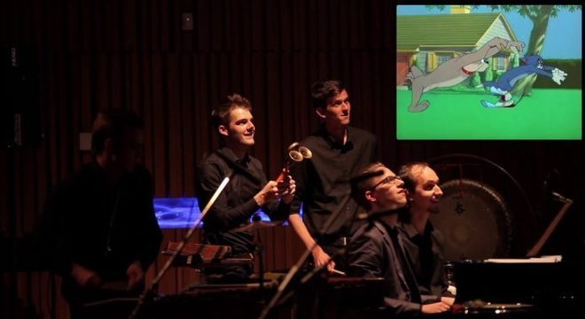 Banda sonoriza episódio de Tom e Jerry ao vivo em vídeo incrível