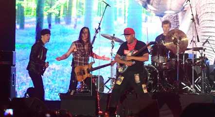 Tom Morello e a banda Extreme tocam juntos no palco do Best of Blues and Rock