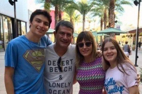 Tom com ex-mulher, Alessandra, e os filhos
