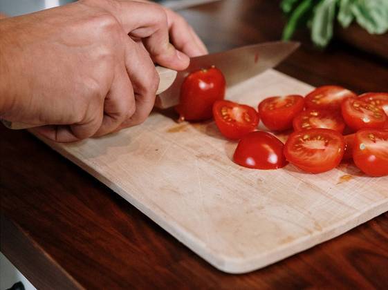 Tomates são ricos em substâncias antioxidantes, como carotenoides (especialmente o licopeno) e ácido ascórbico (vitamina C), que têm propriedades benéficas para a saúde. Esses compostos são conhecidos por ajudar a reduzir o risco de várias doenças, incluindo câncer e problemas cardíacos