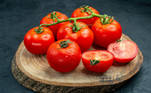 Cru, assado, escaldado, em molhos, pastas... o tomate é um ingrediente que está presente no dia a dia de milhões de pessoas. Os benefícios — são vários — de uma dieta rica em tomate têm sido estudados há muitos anos. Veja a seguir o que já se sabe