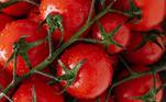 O tomate também tem minerais, como ferro, potássio, fósforo e enxofre. O ferro é importante para o sangue transportar oxigênio pelo corpo. O potássio ajuda os músculos e nervos a trabalharem bem. O fósforo auxilia a manter os ossos e dentes saudáveis, enquanto o enxofre ajuda as células a funcionarem corretamente