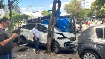 Grávidas e outras cinco pessoas ficam feridas após caminhão tombar na av. do Contorno, em BH 