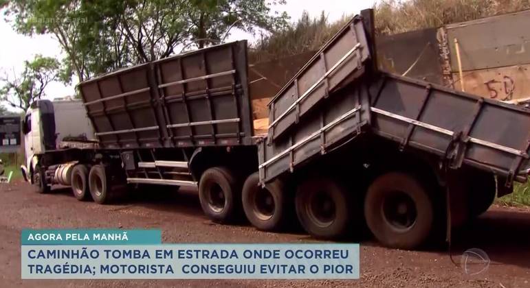 Caminhão perde o controle e tomba em rodovia de Pradópolis