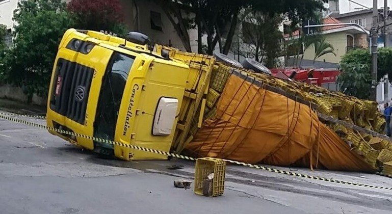 Caminhão carregado de mangas tombou em via da zona noroeste de São Paulo