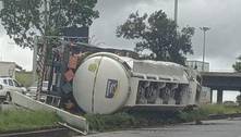Carreta de combustível tomba no Anel Rodoviário e interdita a via em BH