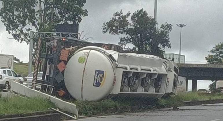 Carreta de combustível tomba no Anel Rodoviário e interdita o trânsito