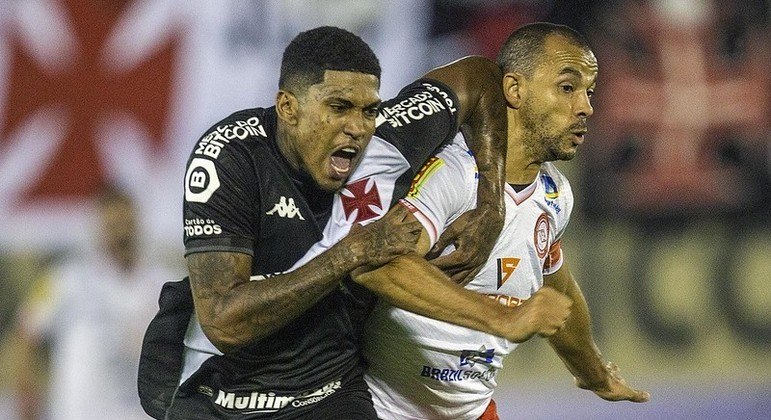 Raniel, do Vasco, disputa no corpo com Roger Carvalho, do Tombense
