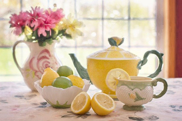 Tome chá de limão com gengibre e mel: essa mistura provoca uma ação antibacteriana e antiinflamatória. 