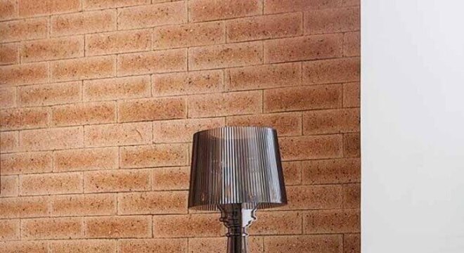 tonel decorativo para ambiente com parede de tijolinho a vista