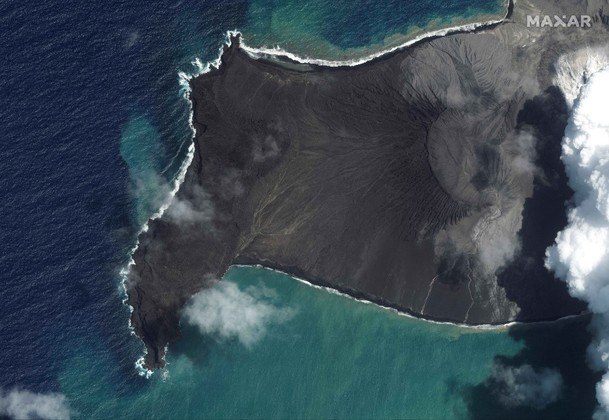 No último dia 6 de janeiro, no entanto, o vulcão começou a expelir uma grande coluna de fumaça e cinzas. Tonga e outros países da Oceania e do Pacífico entraram em alerta