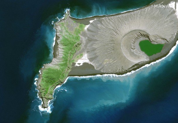A destruição fica ainda mais evidente a partir desta imagem de satélite, que mostra o Hunga Tonga-Hunga Haʻapai em abril de 2021. O vulcão, que era submerso, uniu as ilhas de Hunga Tonga e Hunga Ha'apai após uma grande erupção em 2009. Na foto, é possível ver a vegetação que crescia na ilha no ano passado