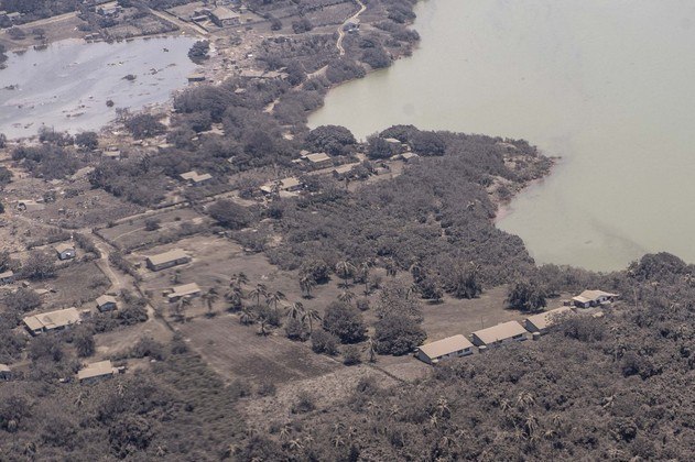 A explosão do vulcão Hunga Tonga-Hunga Haʻapai, no último sábado (25) causou danos enormes no arquipélago, no Pacífico, além de um tsunami. Imagens aéreas e de satélite mostram o tamanho do estrago. Nesta foto, por exemplo, tirada de um avião neozelandês que sobrevoava a ilha de Nomuka, é possível ver as cinzas cobrindo tudo, de casas a árvores