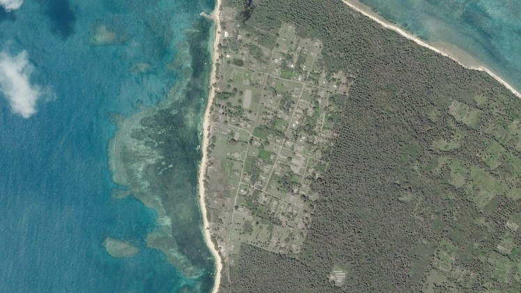 A ilha de Uiha também foi coberta por cinzas, como mostra essa imagem de satélite