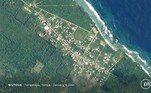 Esta imagem, feita em 9 de janeiro, mostra a pequena vila de Niutoua, no nordeste da ilha de Tongatapu, a maior de Tonga