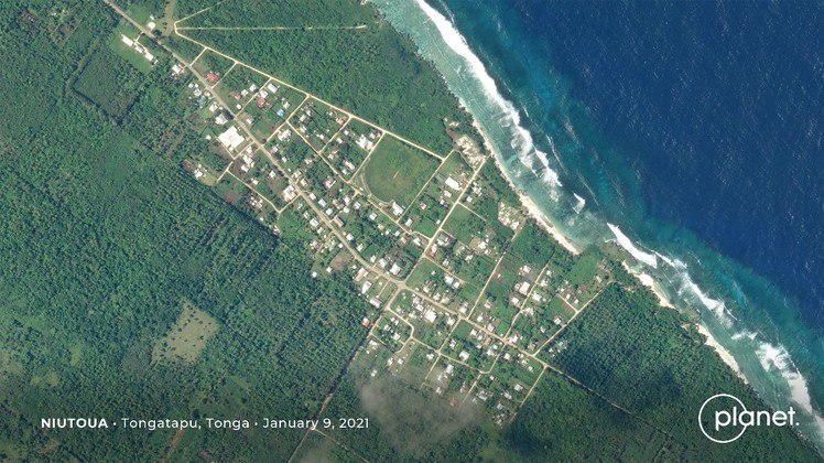 Esta imagem, feita em 9 de janeiro, mostra a pequena vila de Niutoua, no nordeste da ilha de Tongatapu, a maior de Tonga