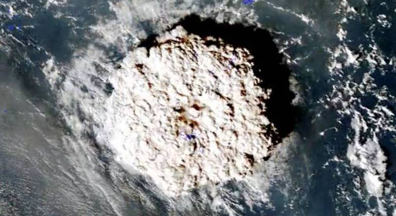 Nuvem sobe sobre Tonga depois que o vulcão Hunga Tonga-Hunga Ha'apai entrou em erupção