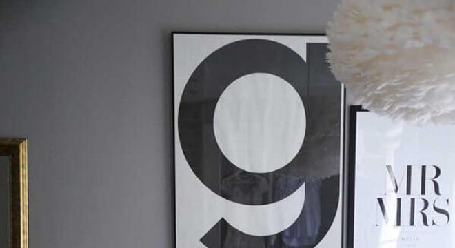 tons de cinza para parede de quarto com quadros grandes