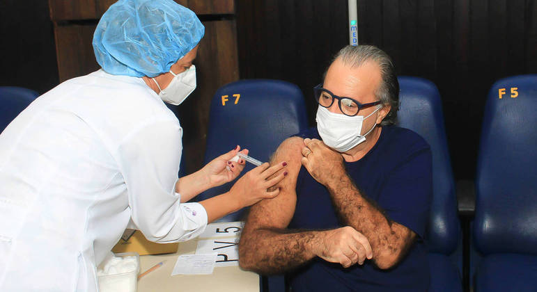 Tony Ramos recebe a 2ª dose da vacina contra a covid-19