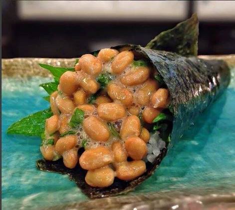 A culinária japonesa no Brasil respira por aparelhos, mas passa bem. Isso faz tanto sentido quanto um temaki de feijão