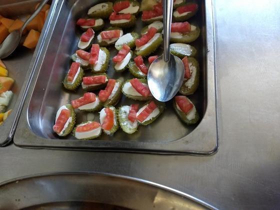 Culinária japonesa não precisa necessariamente usar arroz e alga. Maxixe e tomate dão muito bem conta do recado