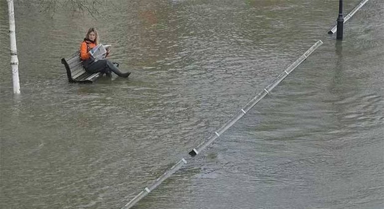 Com base na primeira quinzena do nono mês do ano no planeta Terra, podemos afirmar que sim, em setembro chove. Enquanto você tenta checar dentro das próprias lembranças se a afirmação anterior é verídica, confira o TOP 100 HORA 7 da semana!