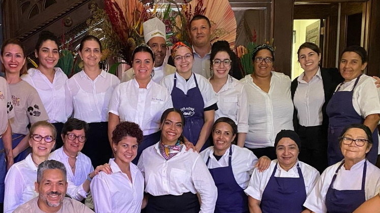 Ato políticoEm 2020, Dona Onça recebeu o prêmio de ícone da gastronomia na América Latina. A honraria foi super merecida, pois a chef considera cozinhar como um ato político e já participou, voluntariamente, de projetos para melhorar a qualidade alimentícia em escolas públicas. Ela refez todo o cardápio servido aos estudantes e encontrou novas formas de usar alimentos orgânicos com ótimo custo-benefício para as instituições, diminuindo o uso de ultraprocessados 