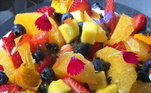 A esoecialista em confeitaria, a chef Maiara Marinho, ensina a preparar uma torta de frutas tropicais para refrescar os dias de verão. Saiba como fazer!
