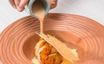 O primeiro eliminado da temporada, o chef Matheus Emerick, compartilhou uma receita exclusiva de camarão grelhado, com aligot de batata com queijo canastra e bisque com leite de coco. Veja o preparo dessa delícia!