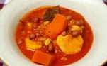 Se você é fã de sopa, confira a sugestão da chef Marê Araújo: uma preparação africana de amendoim com batata-doce, gengibre e tomates. Uma delícia!